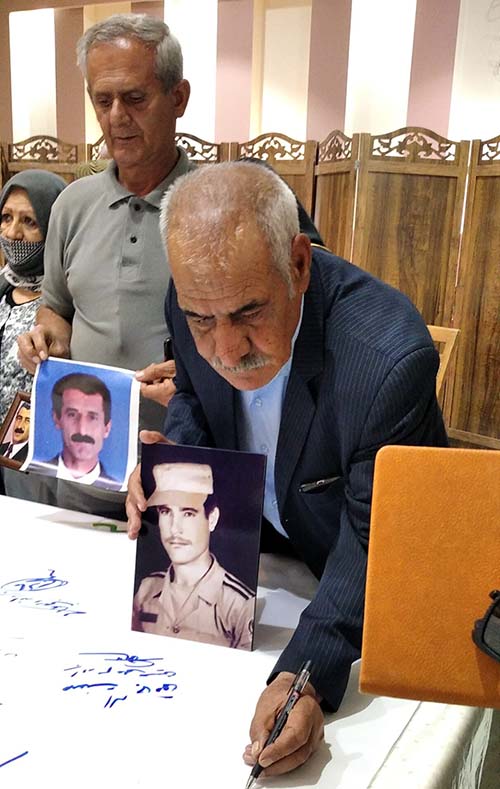 خانواده محمدی در حال امضا طومار