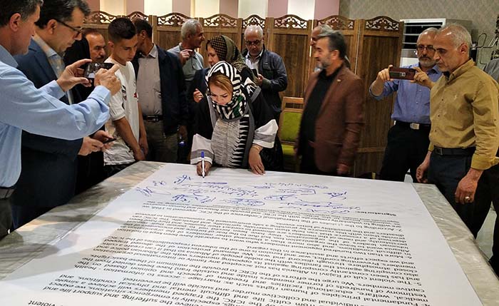 خانواده علی مدد صادقی در حال امضا طومار