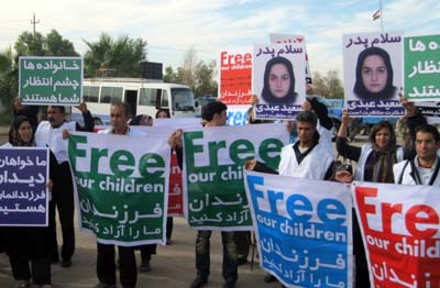 حضور خانواده ها در مقابل کمپ اشرف مجاهدین خلق در عراق در سال 2011
