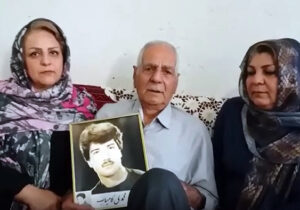 غم سالها چشم انتظاری با اشک هایش جاری شد