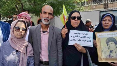 خانواده های کرمانی مقابل سفارت ترکیه