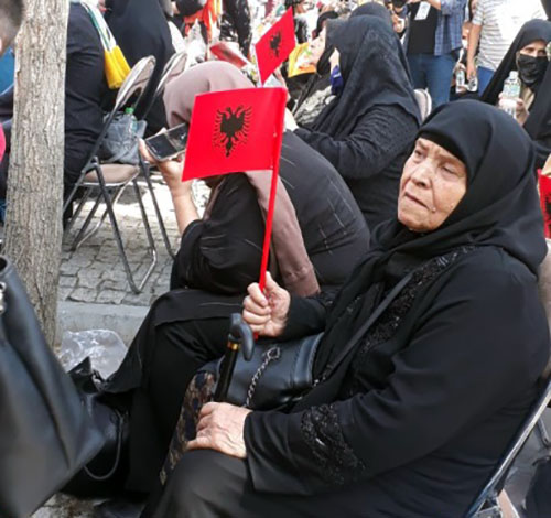 خانواده های کرمانشاهی در تجمع مقابل سفارت ترکیه