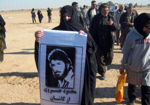 نامه خواهر نگران و چشم انتظار به برادرش محمود خسروی در البانی