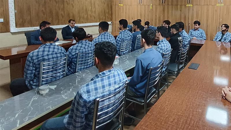 گپ و گفت اعضای انجمن نجات خوزستان با دانش آموزان دبیرستان تیزهوشان اهواز