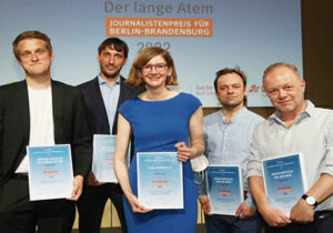 اعطای جایزه اول روزنامه نگاری به لوییزا هومریش برای مستند کودک سربازان مجاهدین خلق