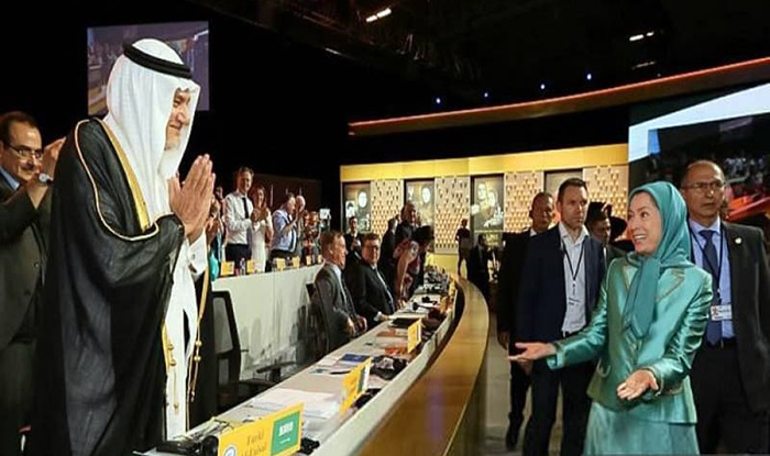 کدام را باور کنیم، تکذیب دریافت پول یا پُز دادن برای دعوت نامه ها