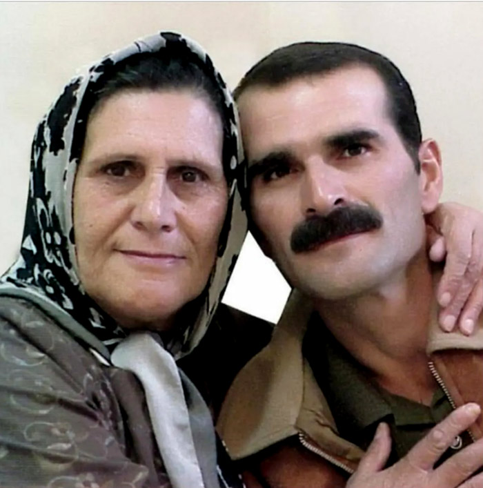 مهدی مظلومی در کنار مادرش