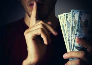 تناقضات مالی تشکیلات رجوی