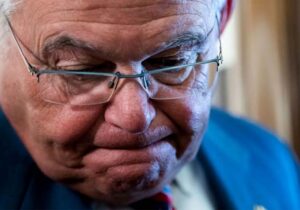 سناتور حامی مجاهدین خلق به دریافت رشوه محکوم شد