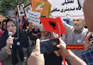 تجمع انجمن نجات مقابل سفارت ترکیه – خانواده محمد نژاد