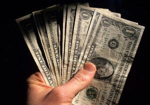 گلریزان، از پول تو جیبی کودکان تا دستمزدهای کلان سخنرانان