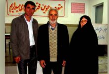 والدین سید مرتضی میرموسوی در کنار اکبر محبی عضو جدا شده از مجاهدین خلق