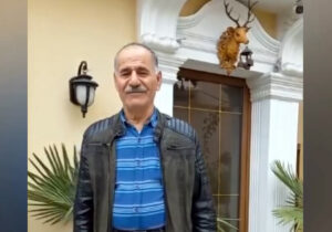 دوستان حاضر در کمپ مانز زندگی در انتظار شماست