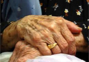 مادر در بستر بیماری همچنان چشم به راه و دل نگران تایماز