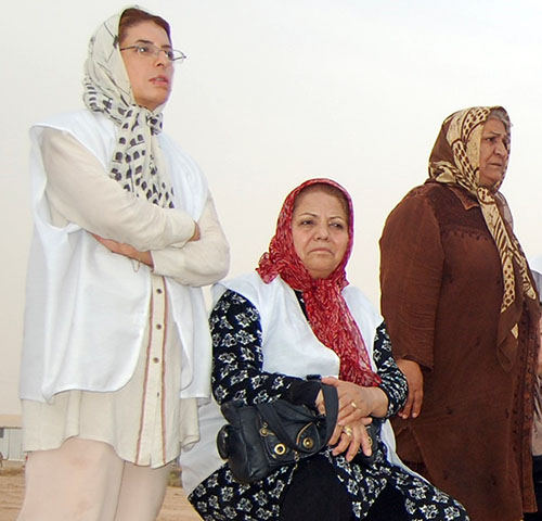 خانمها نجفی، حبیبی و جعفری در کنار پادگان اشرف در عراق