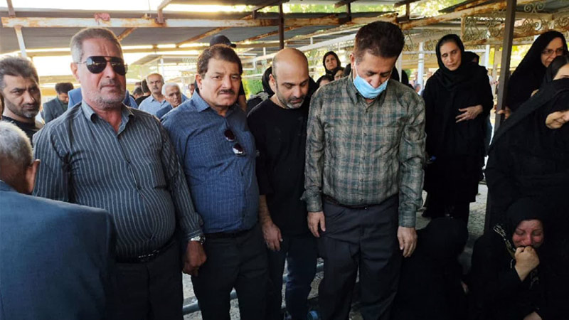 شرکت اعضای انجمن نجات خوزستان در مراسم خاکسپاری مادر غلامعلی نریمی