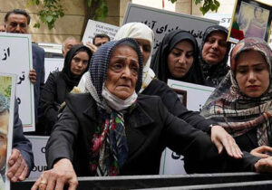 حضور مادر فریدون ندایی در تجمع خانواده های نجات مقابل مقر صلیب سرخ