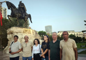 اعضای انجمن نجات در تجمع “غرور آلبانی” در میدان مرکزی تیرانا