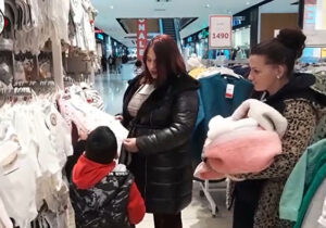 هدیه خانواده های انجمن نجات به مناسبت تولد فرزند علی هاجری