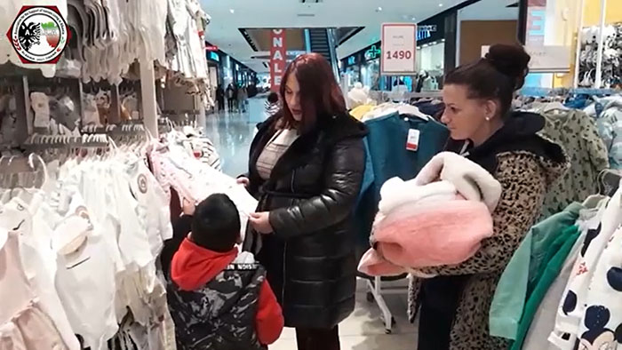 هدیه خانواده های انجمن نجات به مناسبت تولد فرزند علی هاجری