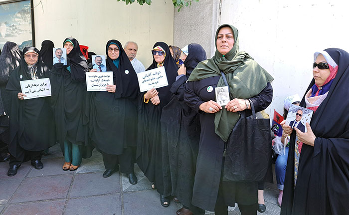 خانواده های گیلانی مقابل سفارت ترکیه