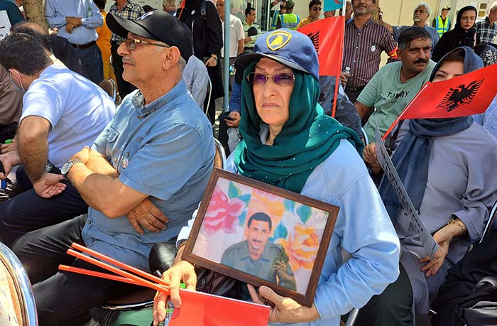 خانواده های گیلانی مقابل سفارت ترکیه