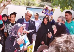 گزارش تصویری از خانواده های گیلک در تجمع مقابل سفارت ترکیه