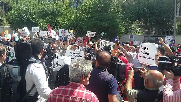 گردهمایی انجمن نجات مقابل سفارت ترکیه