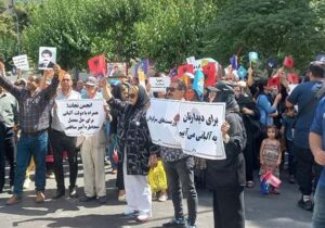 لحظه هایی از تجمع خانواده های انجمن نجات در مقابل سفارت ترکیه