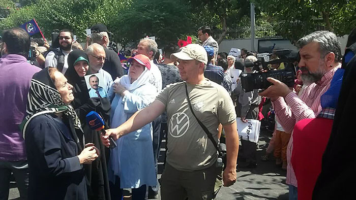 گردهمایی انجمن نجات مقابل سفارت ترکیه