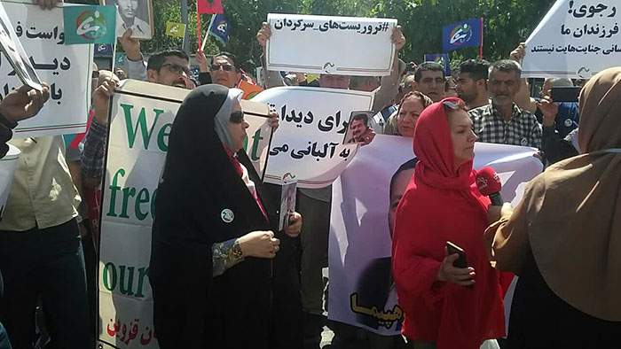 گردهمایی انجمن نجات مقابل سفارت ترکیه