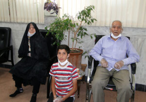 آقای اسداله فیاض دیزج، مادر پیر تو اشک می ریزد و گریان است + فیلم