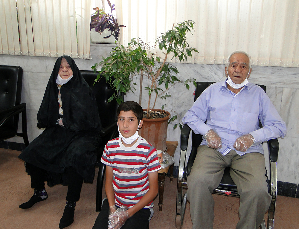 آقای اسداله فیاض دیزج، مادر پیر تو اشک می ریزد و گریان است + فیلم