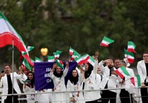 به کوری چشم رجوی پرچم ایران در افتتاحیه المپیک ۲۰۲۴ به اهتزاز درآمد
