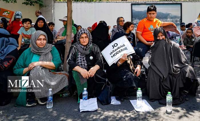 تجمع خانواده های آذبایجانی غربی مقابل سفارت ترکیه
