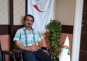 به همراه من و خانواده های حاضر در انجمن زمزمه کنید