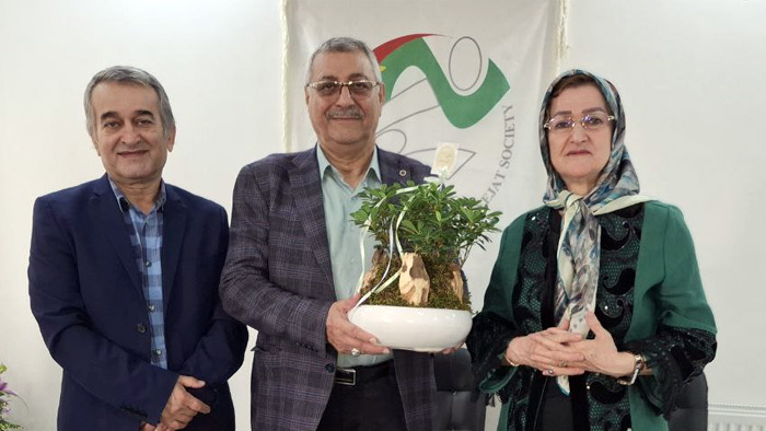 خانواده اسماعیل پورحسن در کنار مسئول انجمن نجات گیلان