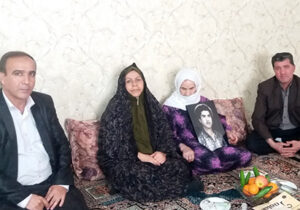 مادری که بجای فرزندش عکس او را در آغوش می گیرد