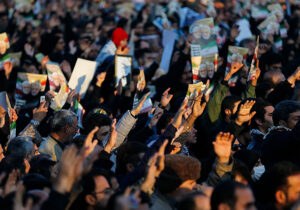 اشک و ماتم مردم در عزای سردار و نبش قبر رجوی مردار