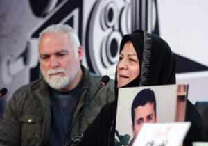 لحظاتی از بی‌تابی شخصیت اصلی فیلم سرهنگ ثریا در جشنواره فیلم فجر