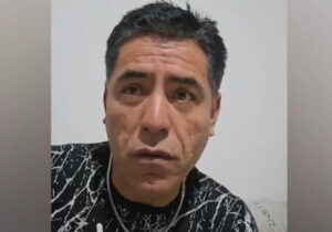 در اشرف با چوب دستی رژه می رفتیم!