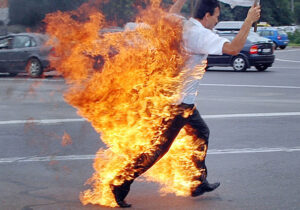 حمید عرفا و یاسر اکبری‌نسب، دو خودسوزی در دو سوی خط مجاهدین خلق