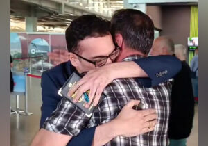 دیدار حسن شهباز با خواهرزاده خود در تیرانا بعد از بیست سال