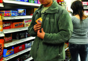 مسعود رجوی دستور دزدی انقلابی از فروشگاه‌های اروپایی داد