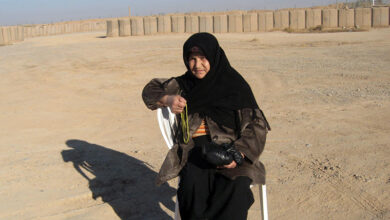 خانم توکلی در کنار قرارگاه اشرف در عراق