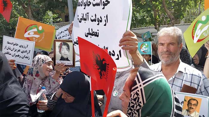 خانواده فرجی پور در تجمع مقابل سفارت ترکیه