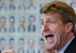 پنجه های مرگ بر اندام پاتریک کندی