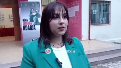 InfoWeb TV - Nëna,Dashuria ,Ndarja trajton temën e nënave që janë të ndara nga fëmijët e tyre Pasi u prezantua në qytetet e mëdha filmi me metrazh të shkurtër Nëna,Dashuria ,Ndarja u shfaq së fundmi në qytetin e Roskovecit.Ky film dokumentar i bazuar në histori e ngjarje reale dhe është xhiruar në tre destinacione të ndryshme . Filmi trajton temën e nënave që janë të ndara nga fëmijët e tyre, të cilët janë bërë pjesë e organizatës MEK, duke pasqyruar sfidat dhe dhimbjen e këtyre marrëdhënieve të ndara.